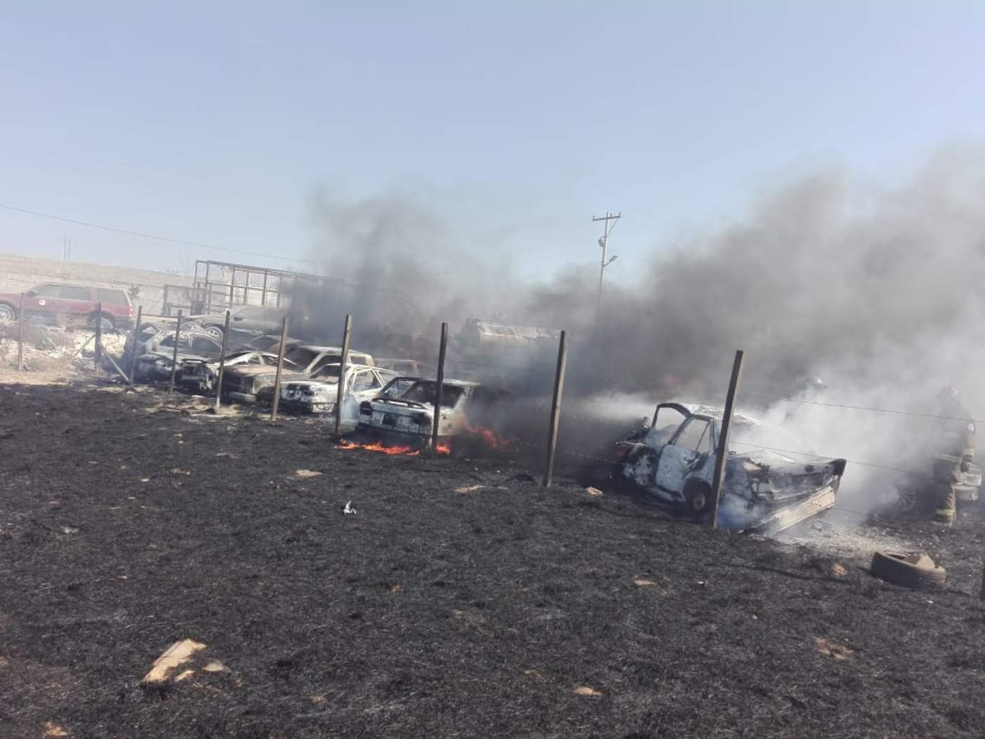 Incendio consume 20 vehículos en Gómez Palacio