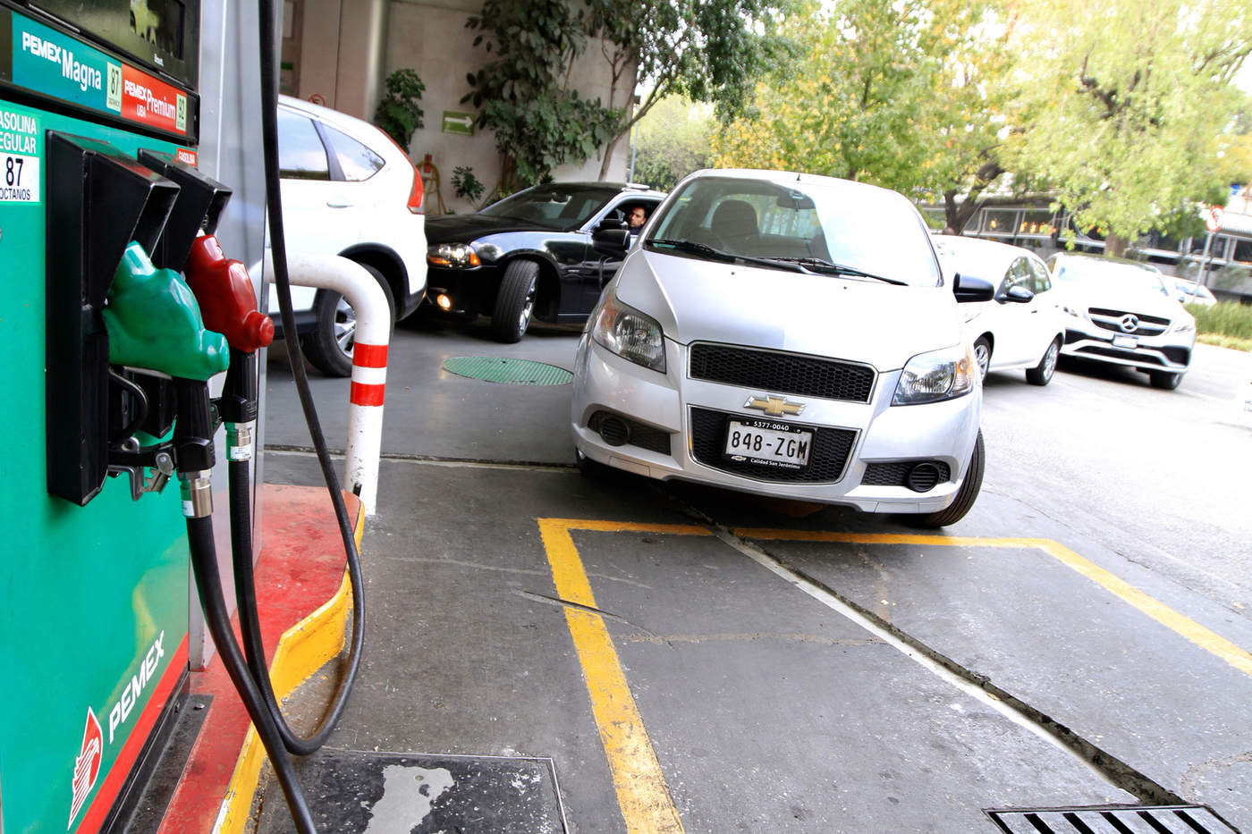 El legislador indicó que no está en nuestras manos el abasto de gasolina, pero las cosas podrían mejorar si los automovilistas cargan combustible un día a la semana de acuerdo al número de la terminación de sus placas. (NOTIMEX)