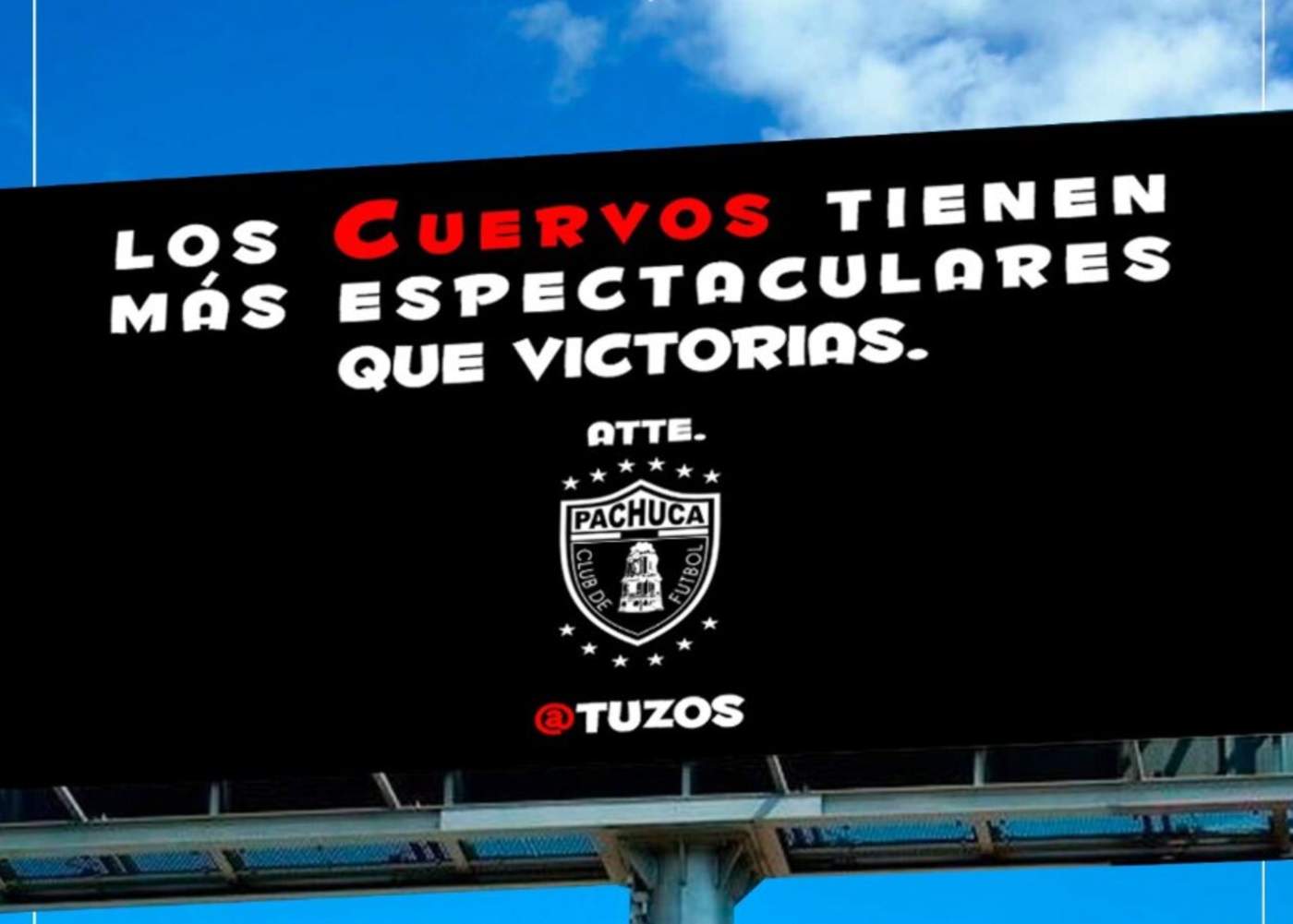 Ayer en distintos lugares de la República Méxicana se viralizaron los espectaculares publicados por Club de Cuervos en donde “atacan” a diferentes equipos de la Liga MX. (ESPECIAL)