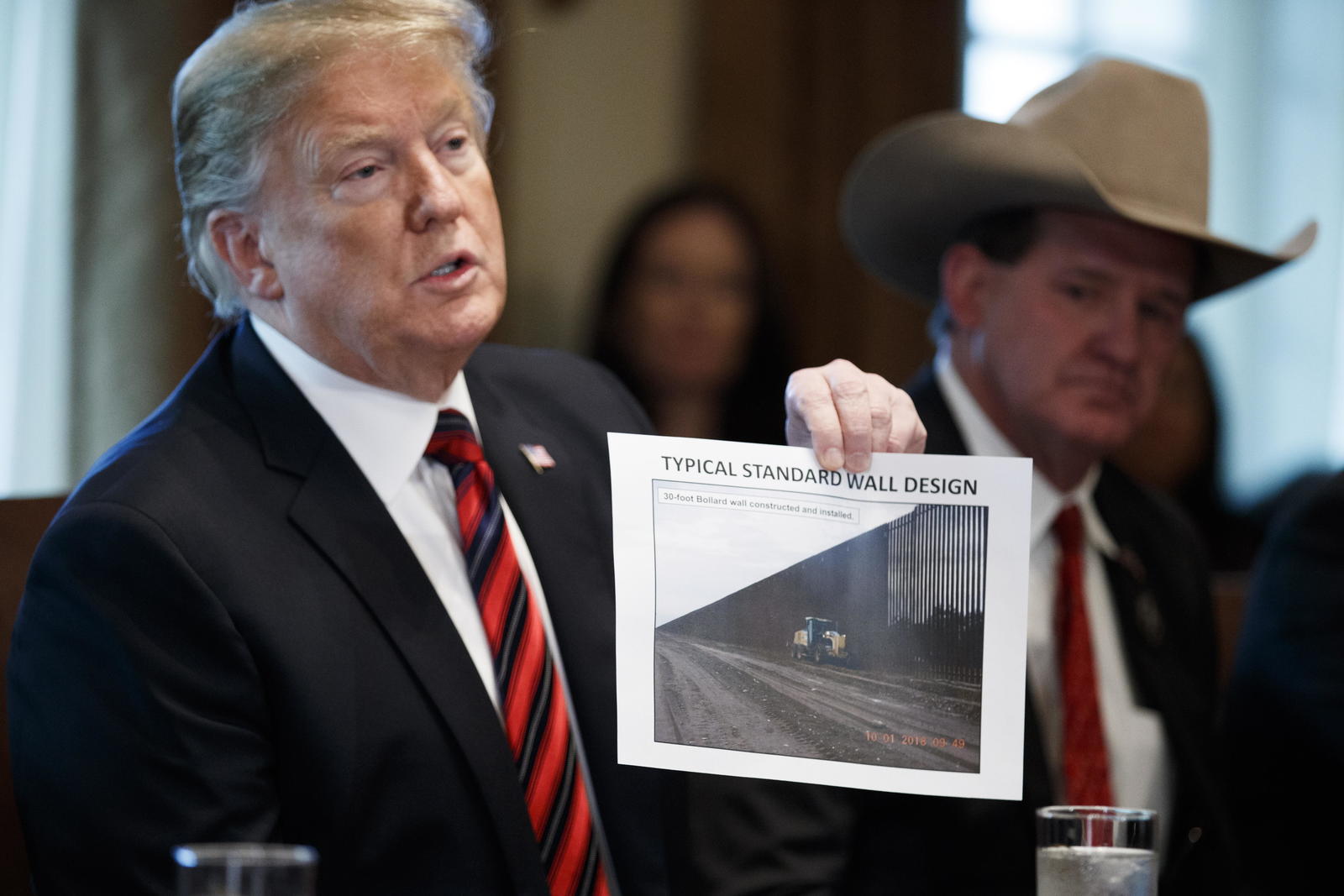 Como sea. Donald Trump presentó un 'diseño de muro estándar típico', mientras participaba ayer en una mesa redonda sobre seguridad fronteriza.