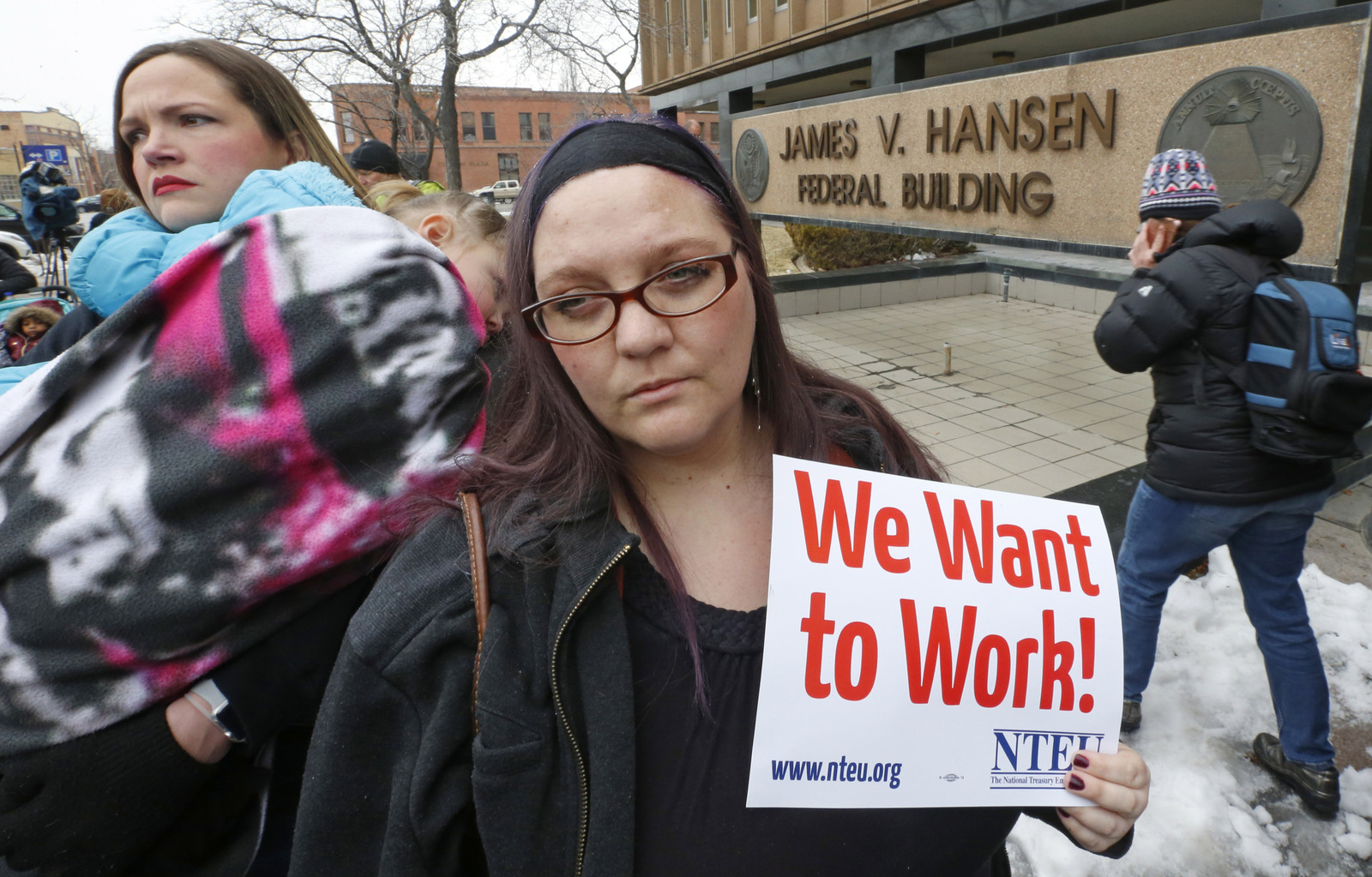 Cansados. Christine Helquist y otros trabajadores federales protestaron por el cierre del gobierno por parte de Donald Trump.