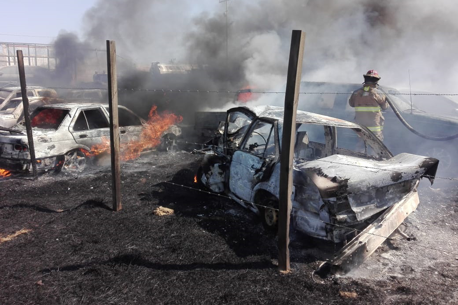 Siniestro. Se queman 20 autos que estaban en un lote del Parque Industrial de Gómez Palacio. (EL SIGLO DE TORREÓN)