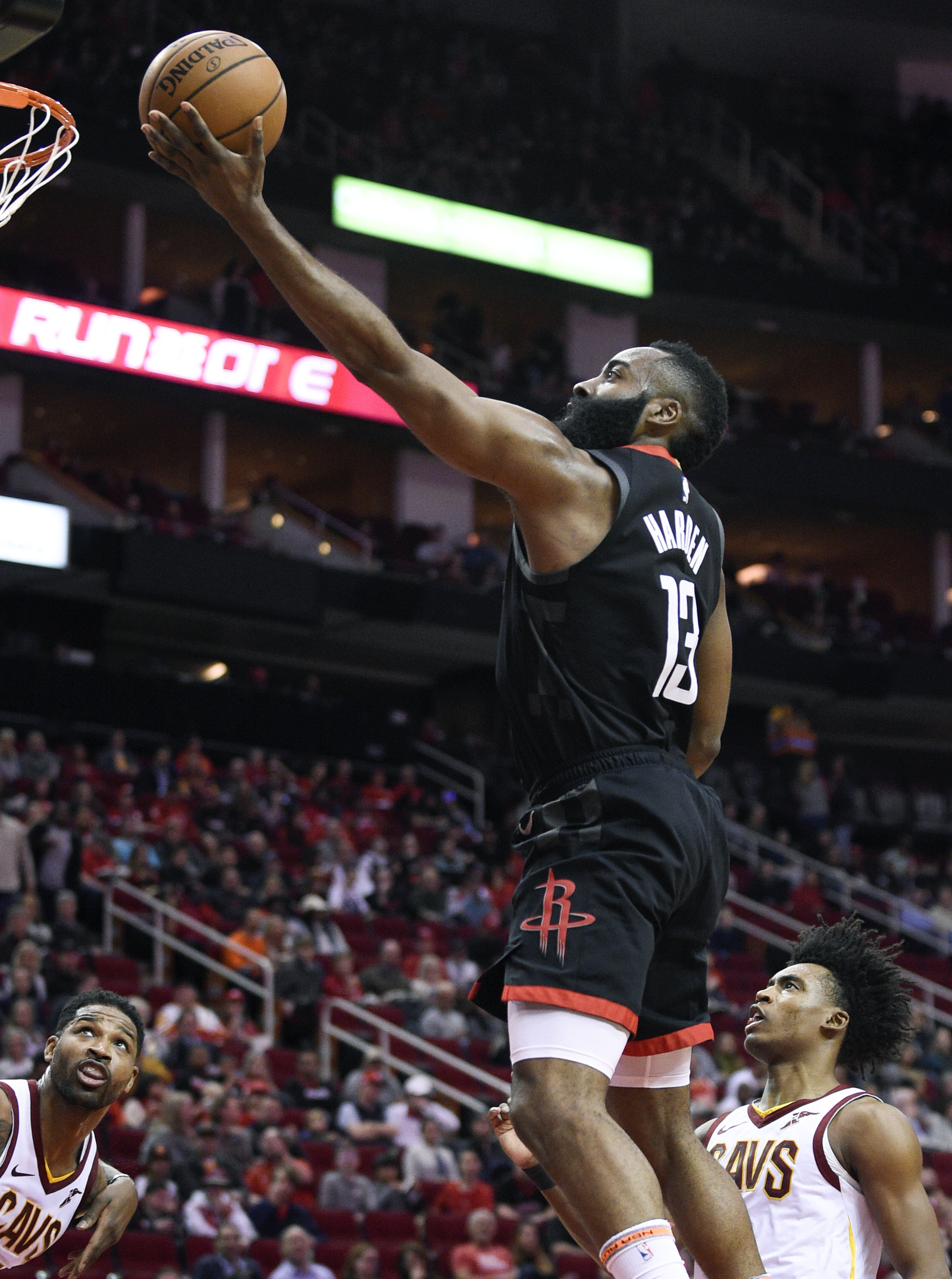 James Harden anotó 43 puntos, bajó 10 rebotes y repartió 12 asistencias en el triunfo de Rockets 141-113 sobre Cavaliers.