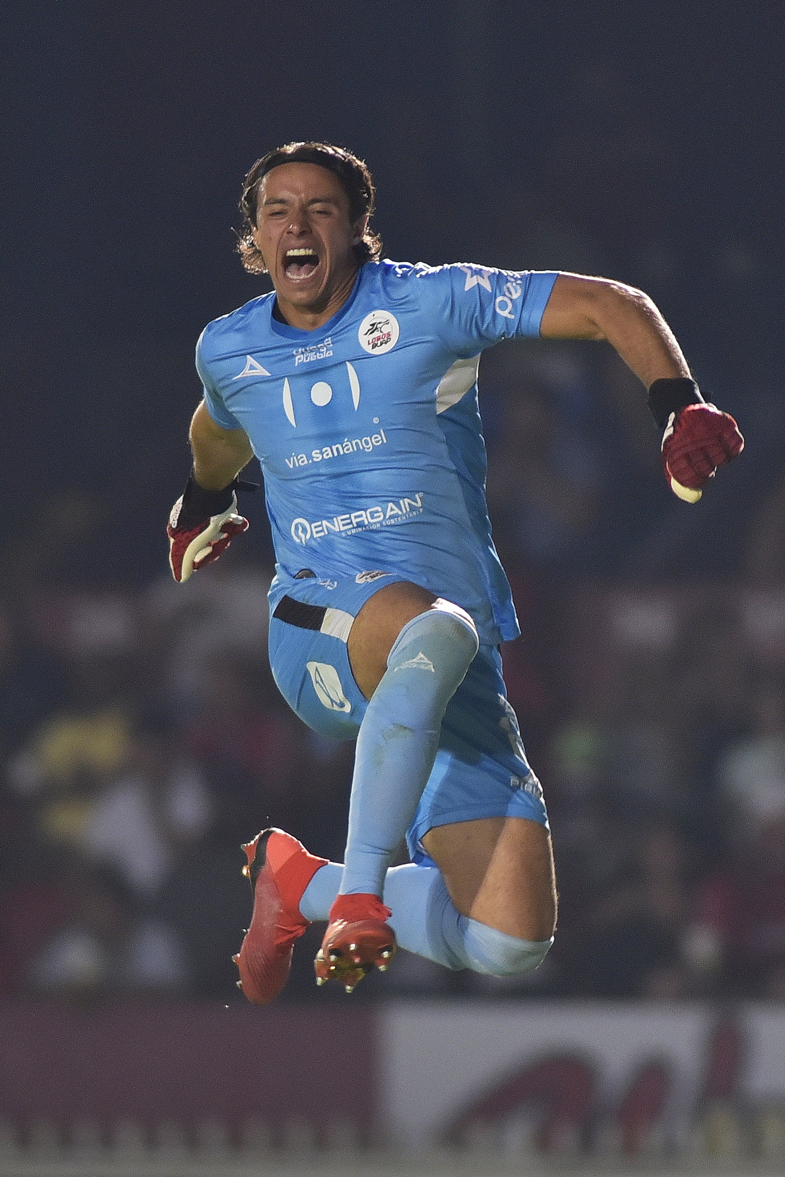 José Rodríguez, portero del Lobos BUAP, en festejo por el gol.