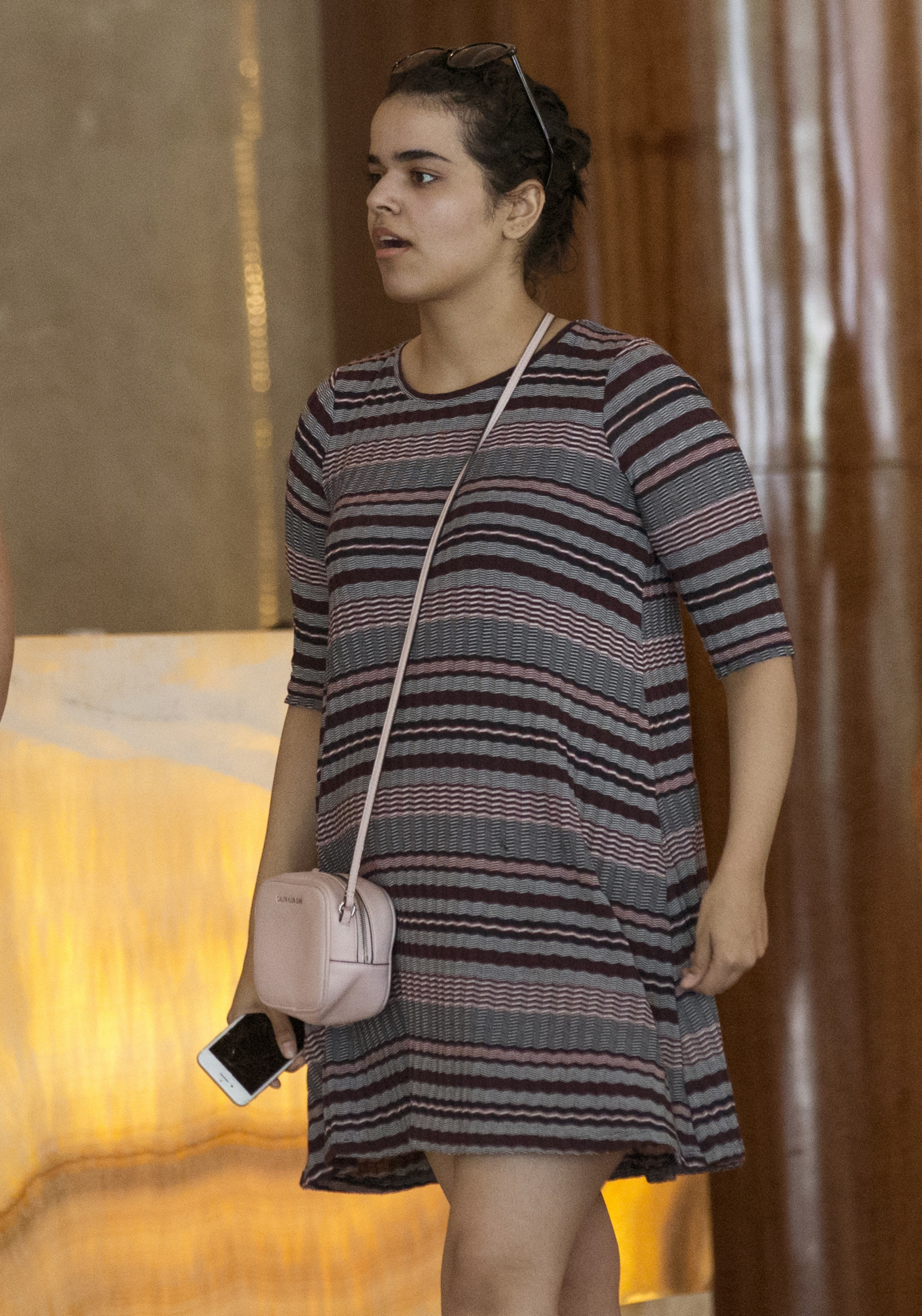 Travesía. La joven saudita Rahaf Mohammed al-Qunun decidió huir y llegó al Aeropuerto Internacional de Bangkok.