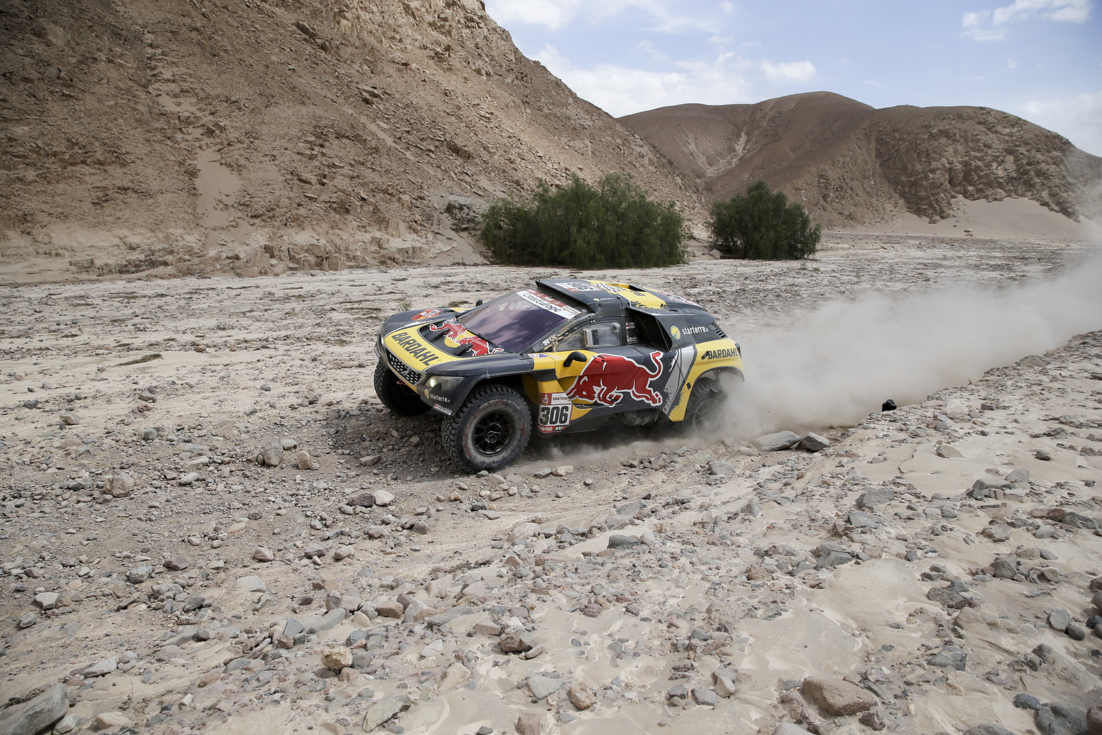 Sebastian Loeb llegó en primer lugar en la quinta etapa del Rally Dakar, en segundo lugar, a diez minutos llegó el líder Nasser Al-Attiyah.
