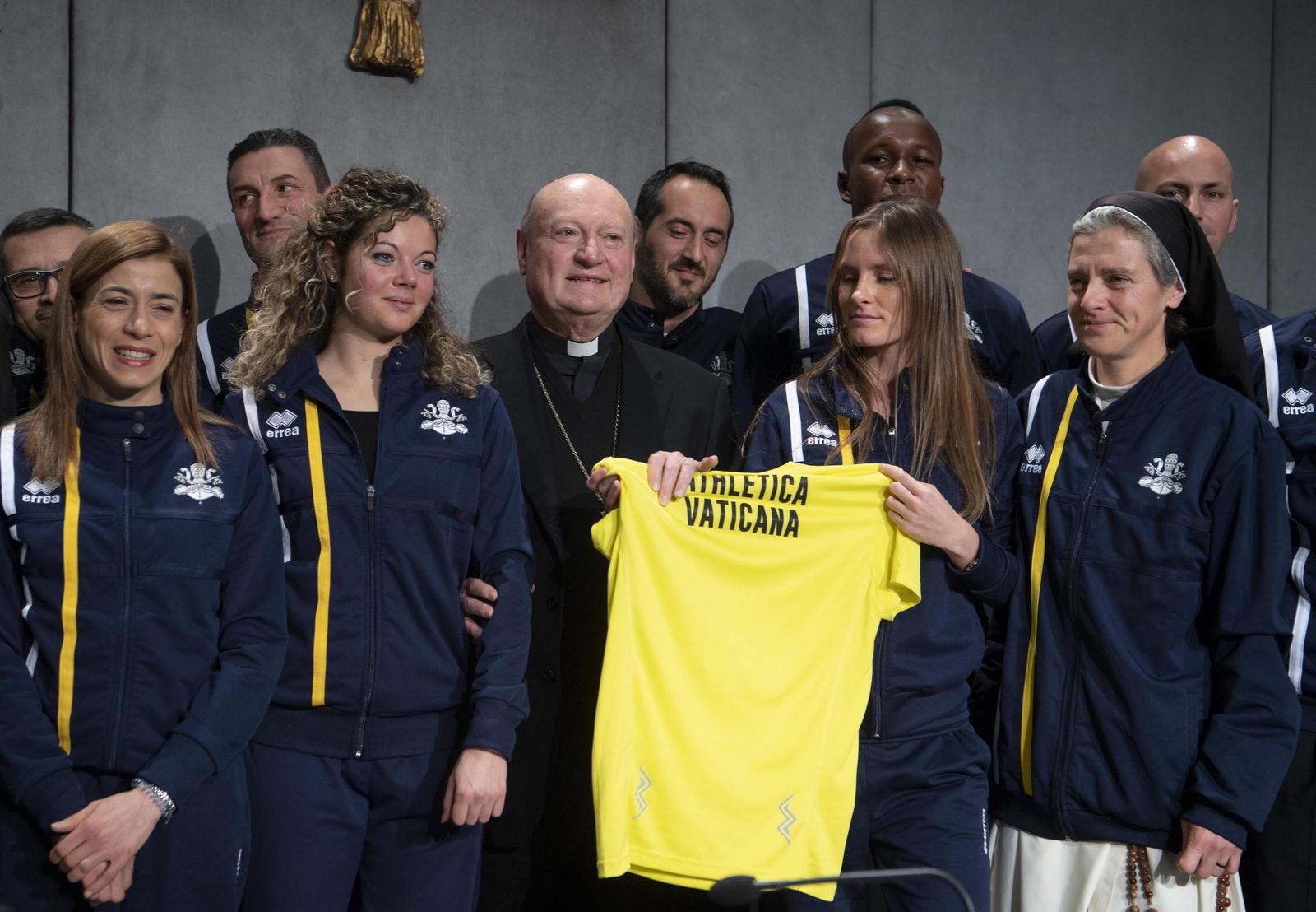 El presidente del Consejo Pontificio de la Cultura, Gianfranco Ravasi (c), posa junto a integrantes del equipo de atletismo del Vaticano.