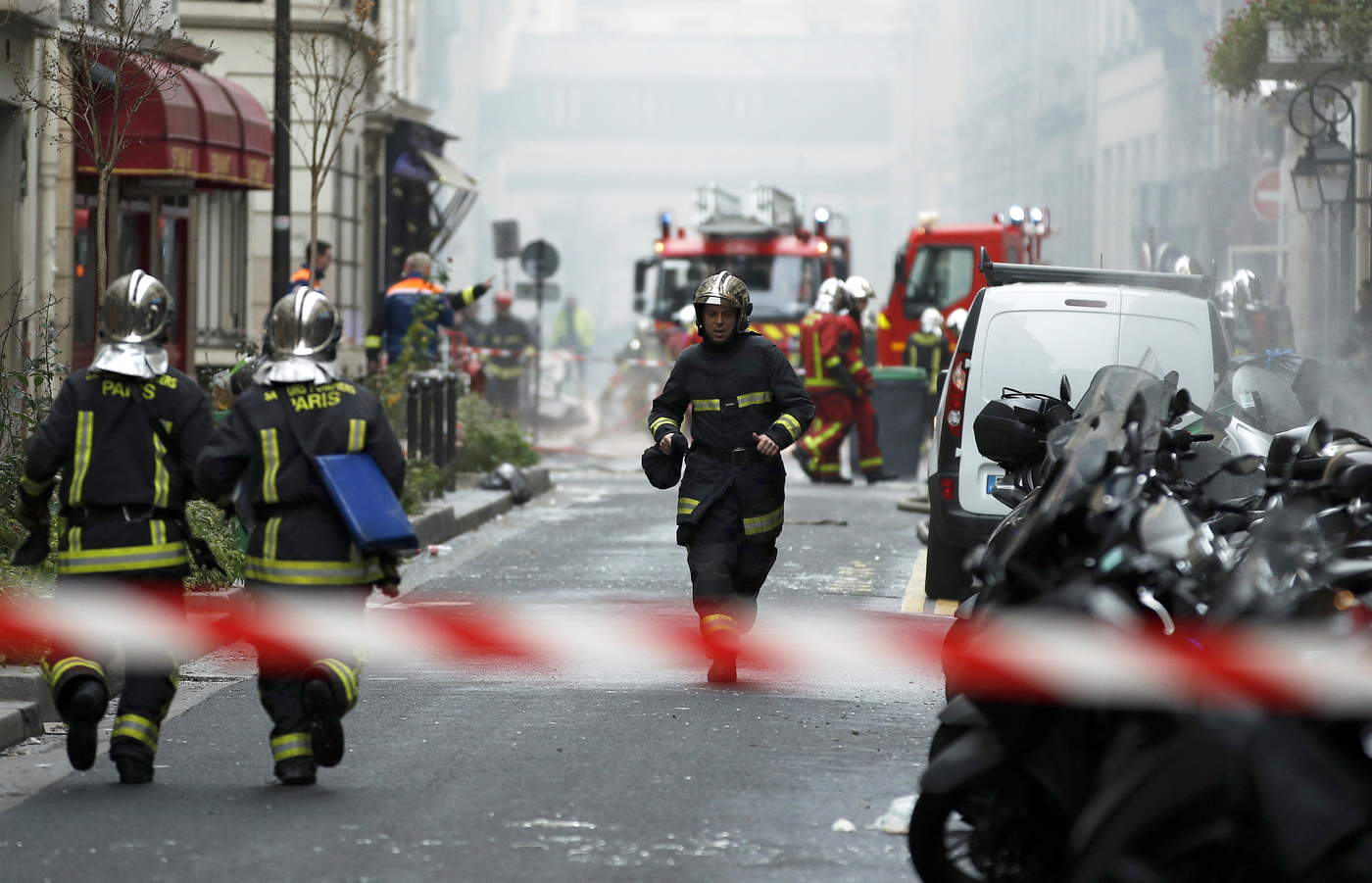 Además de los dos bomberos muertos, diez personas se hallan 'en urgencia absoluta' y otras 37 han resultado heridas leves. (EFE)