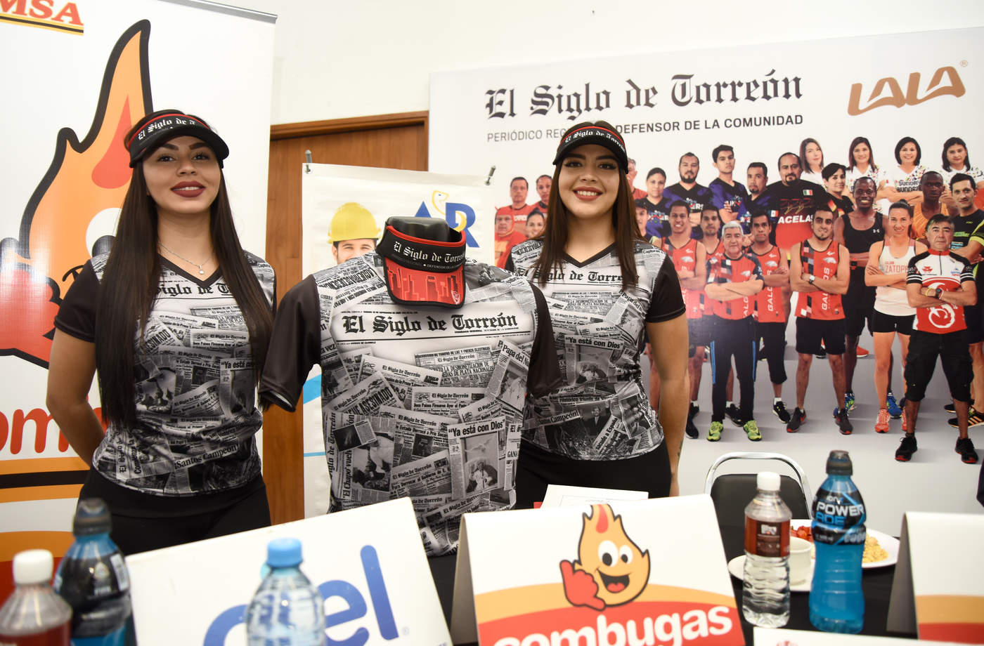 Se presentó ayer la playera con la que correrán los competidores en la carrera de El Siglo de Torreón. (JESÚS GALINDO) 