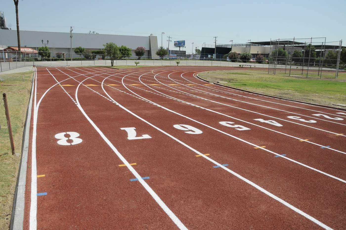 La pista olímpica de tartán de la Deportiva de Torreón presenta deterioro; solo se le ha dado mantenimiento una vez.