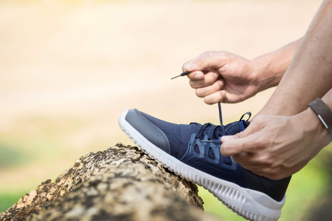 Unas zapatillas de deporte adecuadas servirán para proteger los pies de posibles roces, heridas o abrasiones que se puedan sufrir. (ARCHIVO)