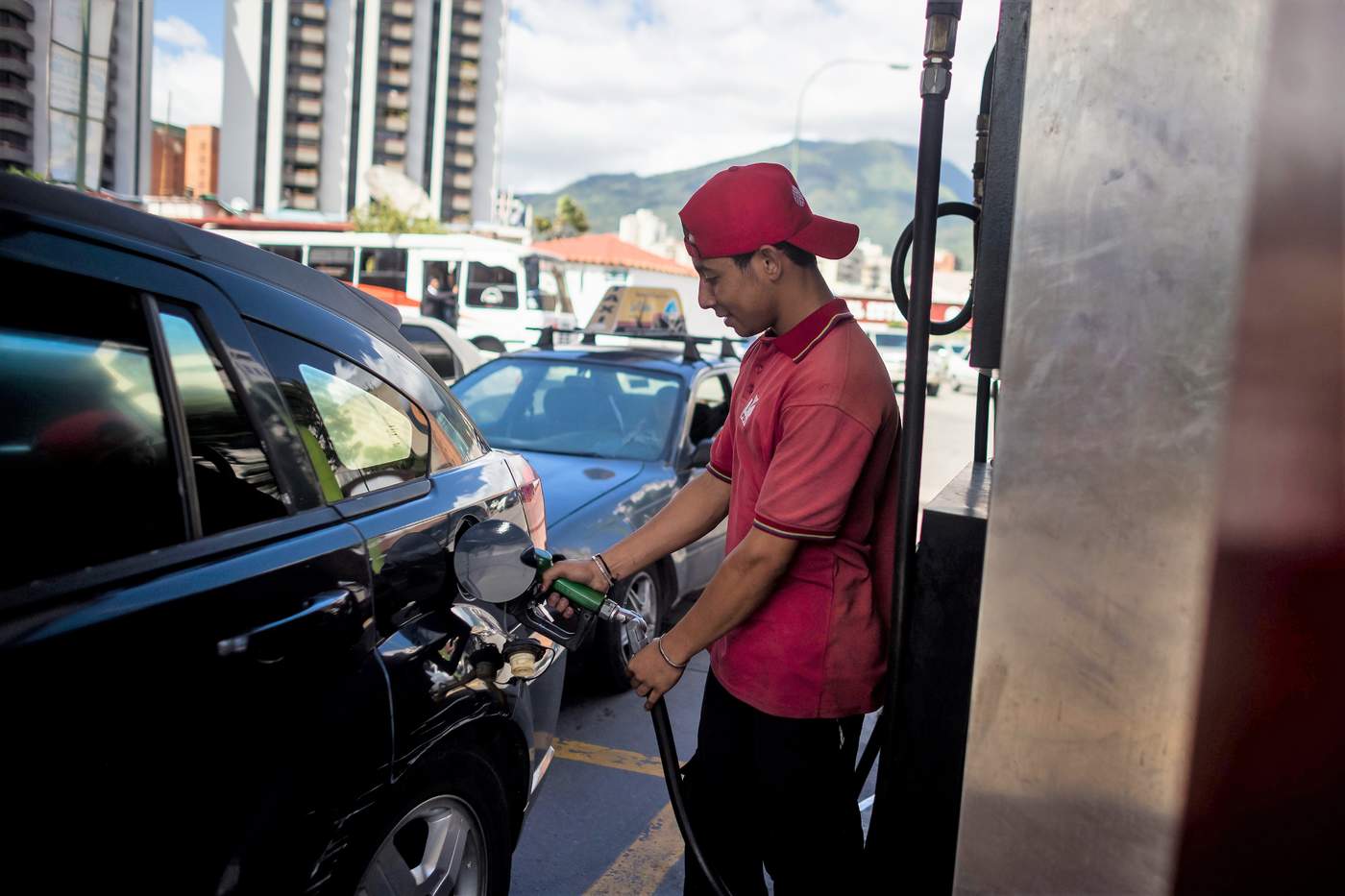 Cuando se cuenta con el servicio de cobertura de asistencia vial, se podrá solicitar el servicio de envío de gasolina. (ARCHIVO)