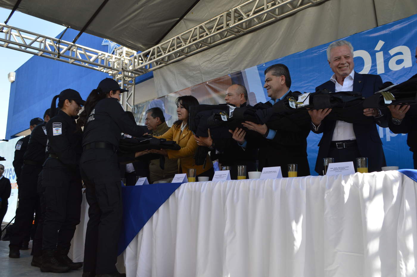 Ofrecieron un desayuno a los elementos, al que asistieron el gobernador Miguel Riquelme y el alcalde Jorge Zermeño. (EL SIGLO DE TORREÓN)