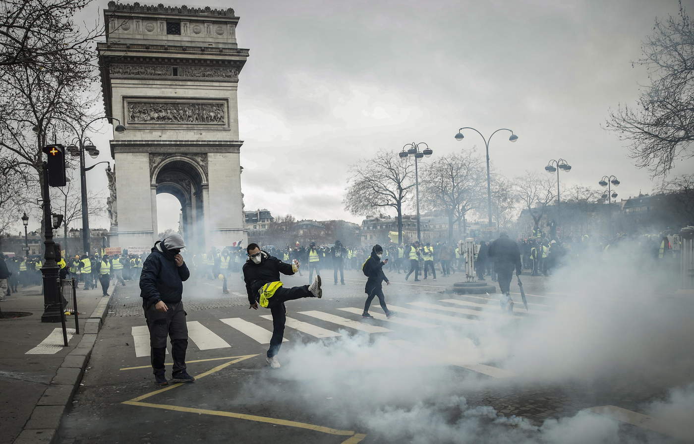 En algunos lugares como en París acabaron en refriegas esporádicas con la policía. (EFE)