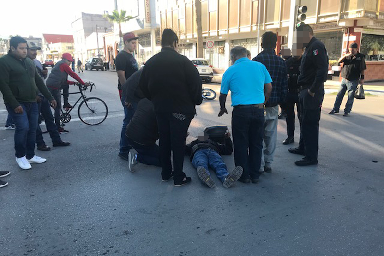 'Embisten' a un motociclista en Centro de Torreón
