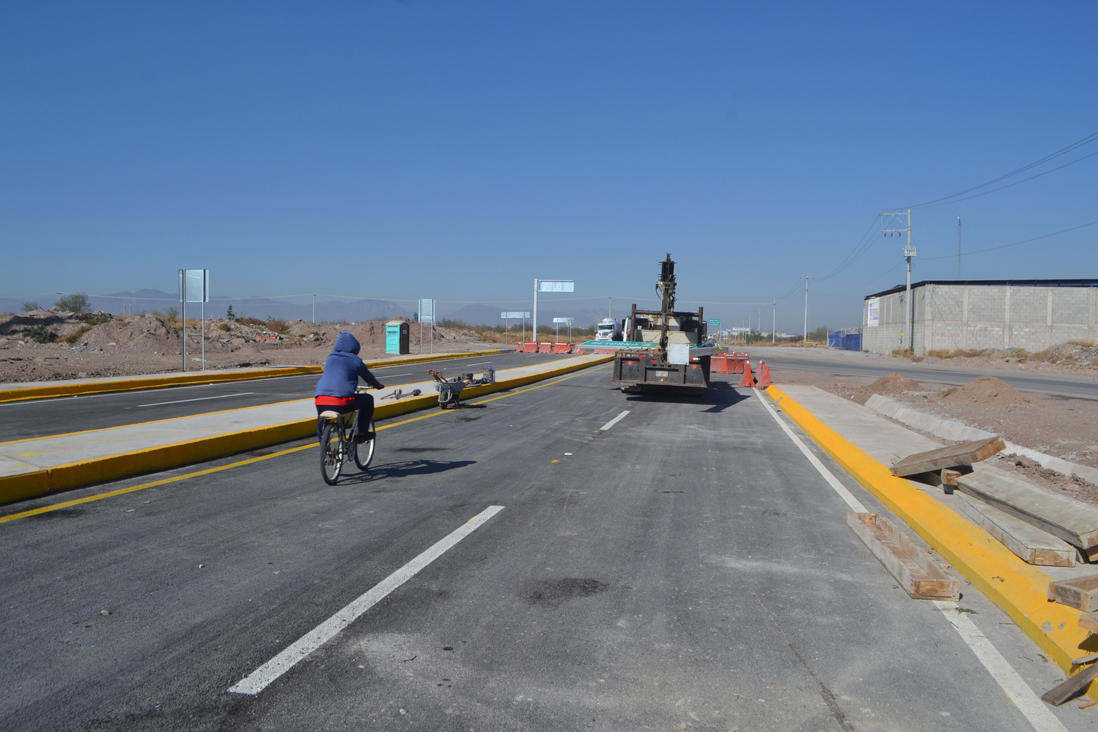 Obra. Así captó ayer El Siglo de Torreón a ciclistas y motociclistas que circulaban sobre el puente El Tajito.