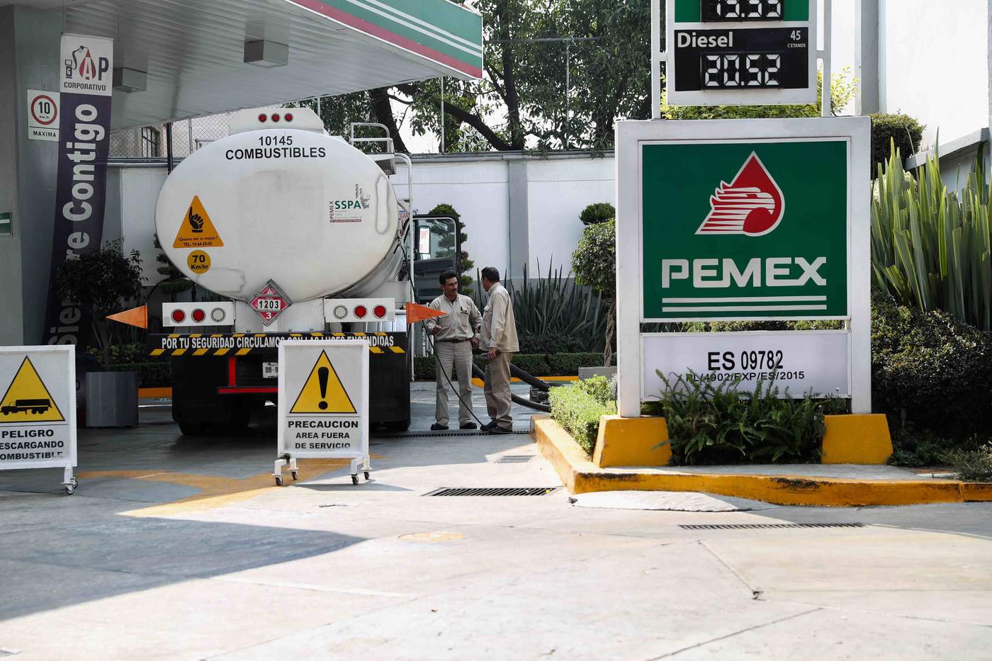 Polemizan por caída en importación de gasolina
