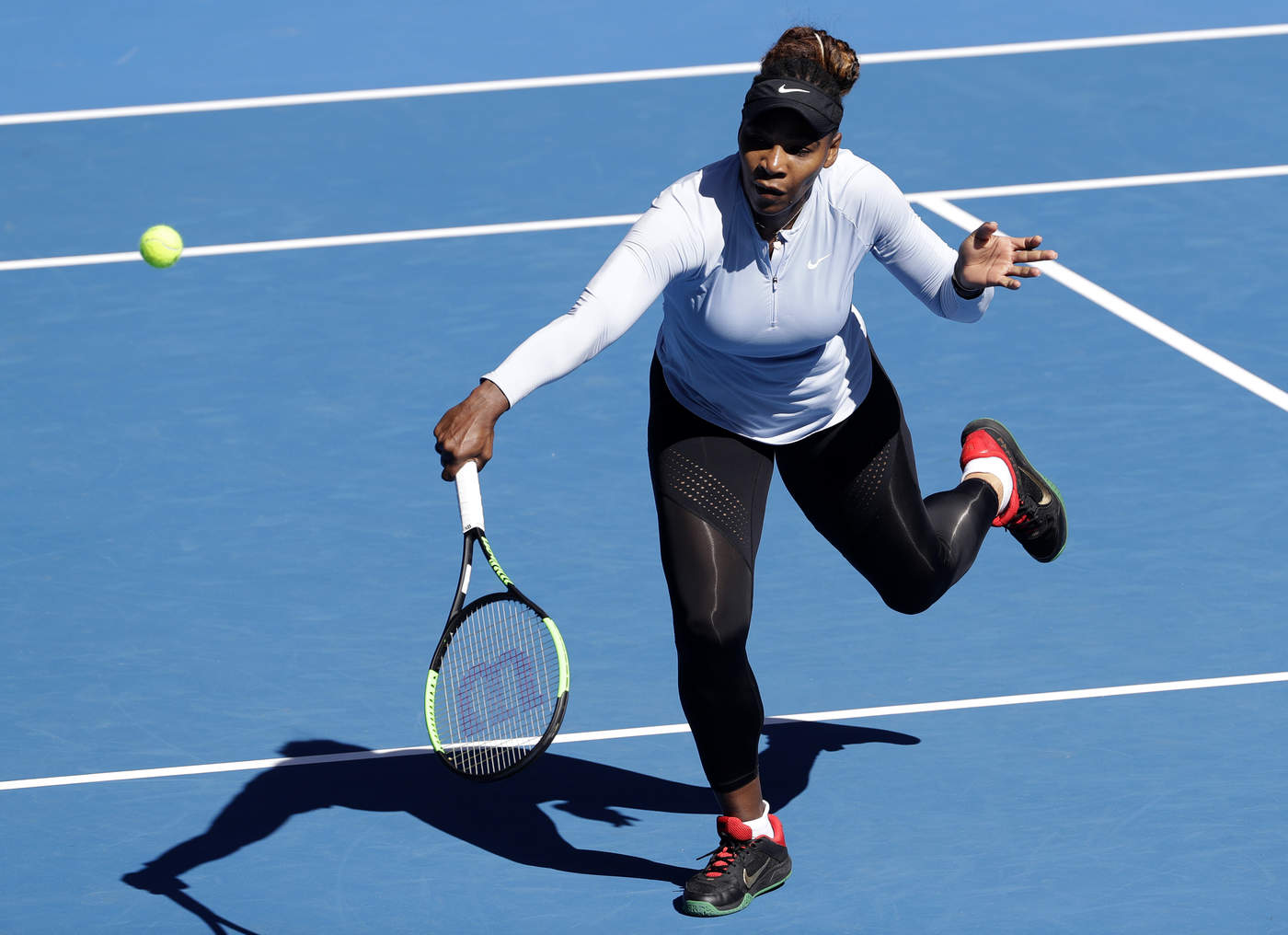 Serena Williams busca su octavo título en el Abierto de Australia. (AP)