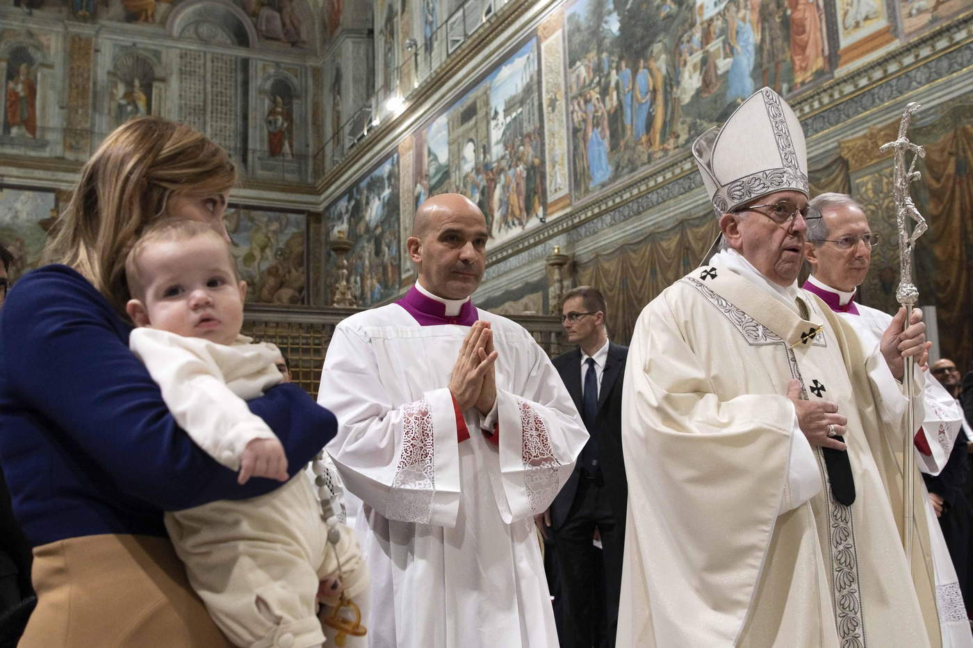 El Papa bautizó a 27 recién nacidos en la Capilla Sixtina. (EFE) 