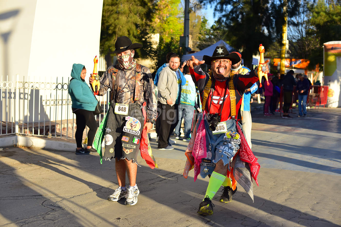 Los tradicionales disfraces se hicieron presentes en la carrera. (Ernesto Ramírez)