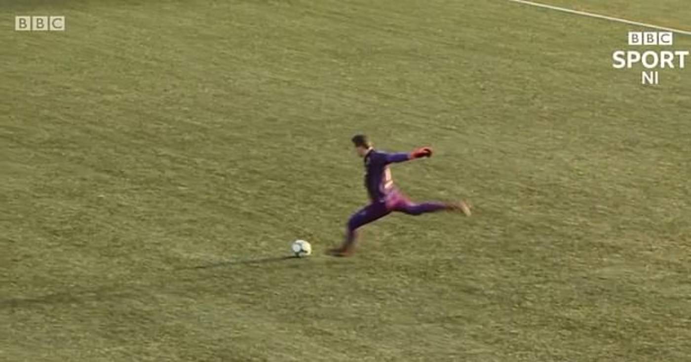 Portero norirlandés anota increíble gol a 60 metros de distancia