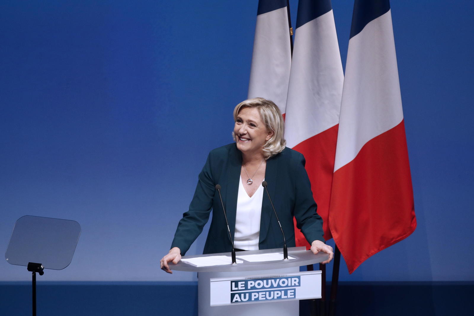 Le Pen se apunta a 'chalecos amarillos'