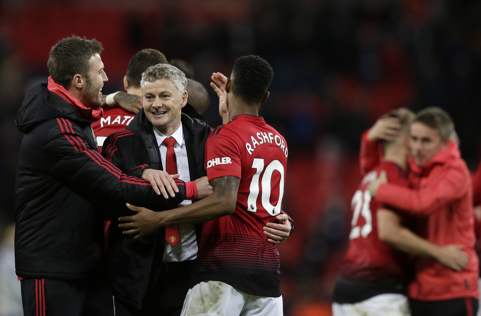 El técnico del Manchester United, Ole Gunnar Solskjær, festeja con sus jugadores tras la victoria.