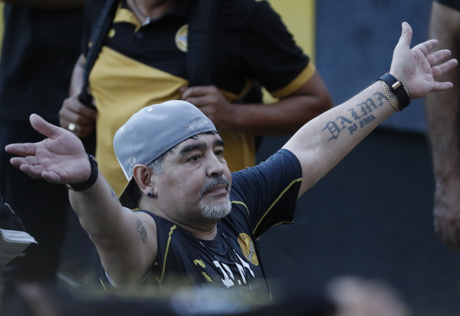 Dan de alta a Maradona tras operación