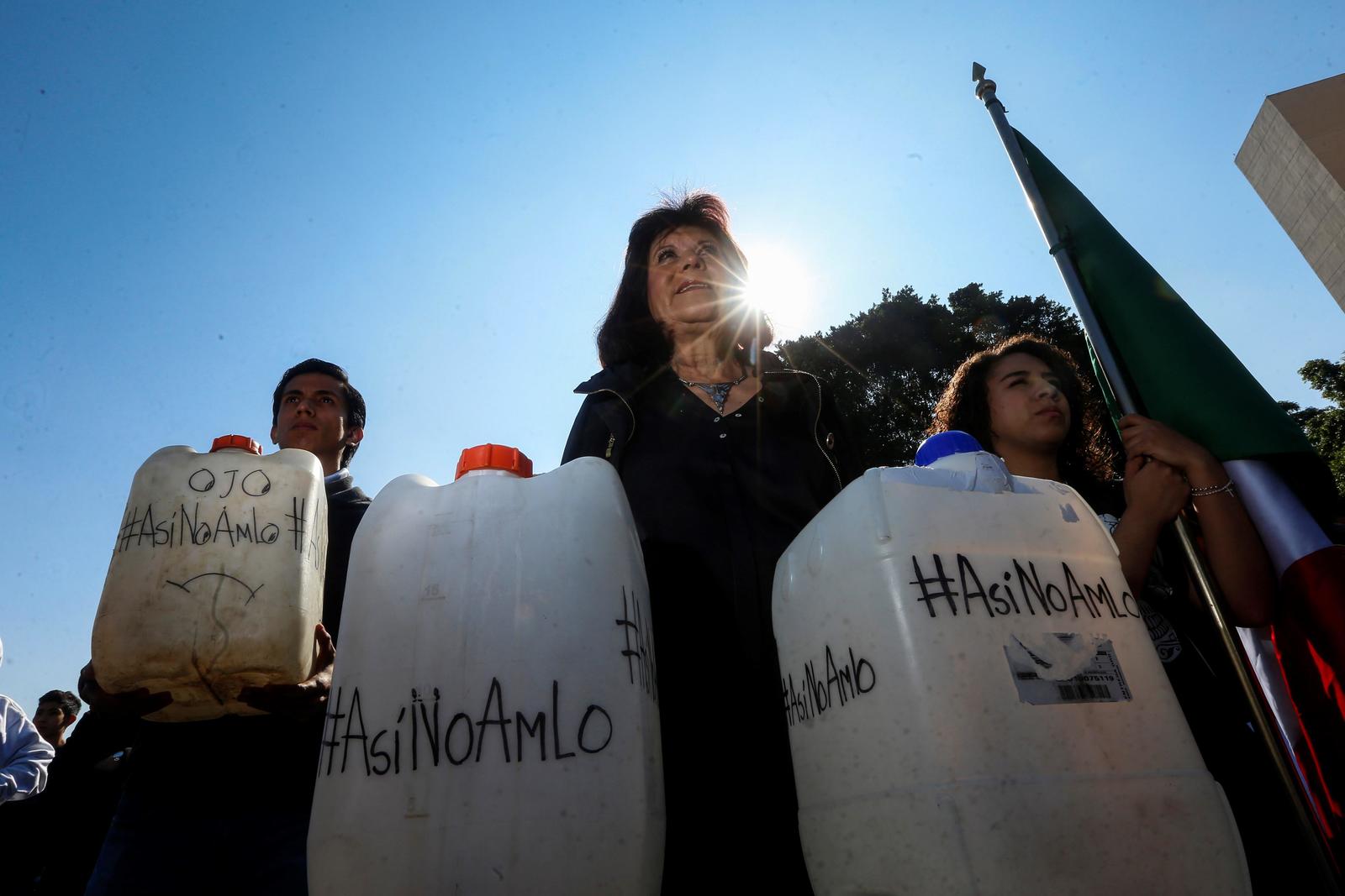 Protestas. Integrantes de colectivos marcharon contra el desabastecimiento de gasolina ayer en Guadalajara, Jalisco. (EL UNIVERSAL)