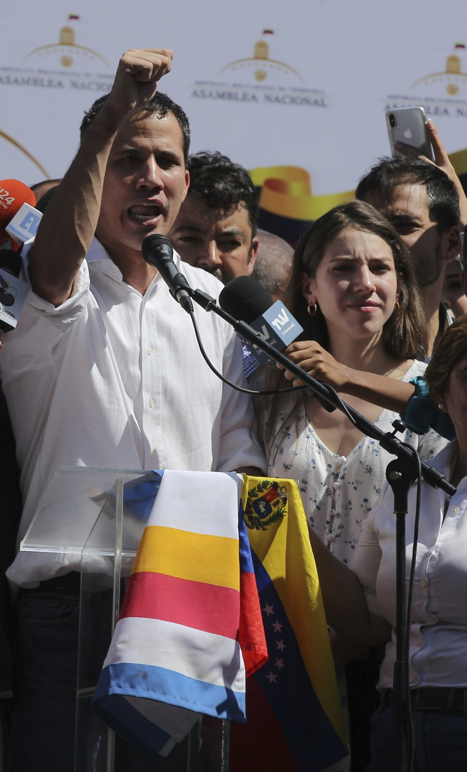 Conflicto. Juan Guaidó dijo que los propios agentes le dijeron que estaban cumpliendo una 'orden'. (AP)