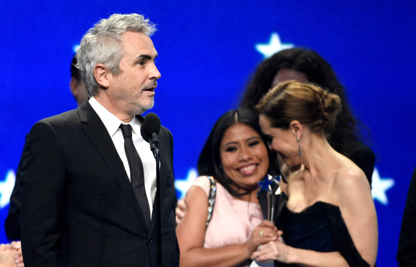 Felices. Alfonso Cuarón agradeció tanto a Marina de Tavira y Yalitza Aparicio. (ARCHIVO)
 