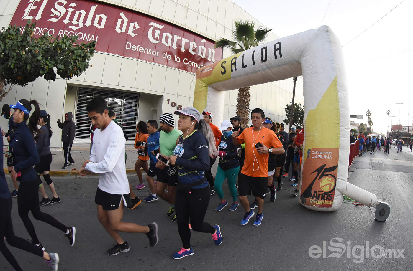 Decenas de corredores de todas las edades, tomaron parte en el tercer entrenamiento rumbo al Maratón Internacional Lala, que se celebrará en menos de dos meses en la Comarca Lagunera.