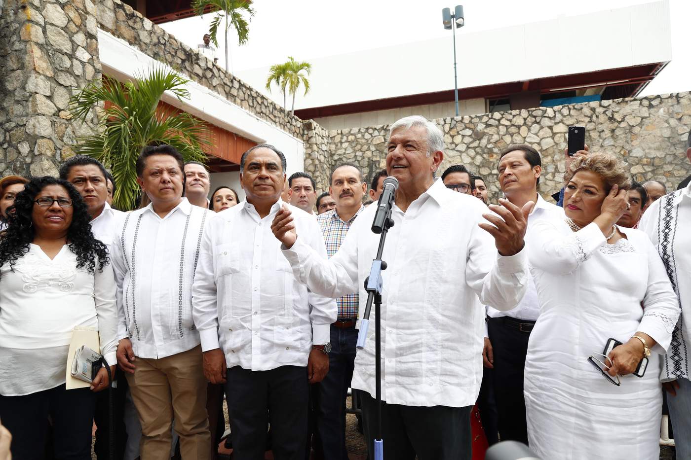 Tras los abucheos a gobernadores en sus giras de trabajo, el presidente Andrés Manuel López Obrador hizo un llamado a los dirigentes de Morena a que actúen de manera respetuosa, con responsabilidad y no alienten protestas contra autoridades de otros partidos. (EL UNIVERSAL)