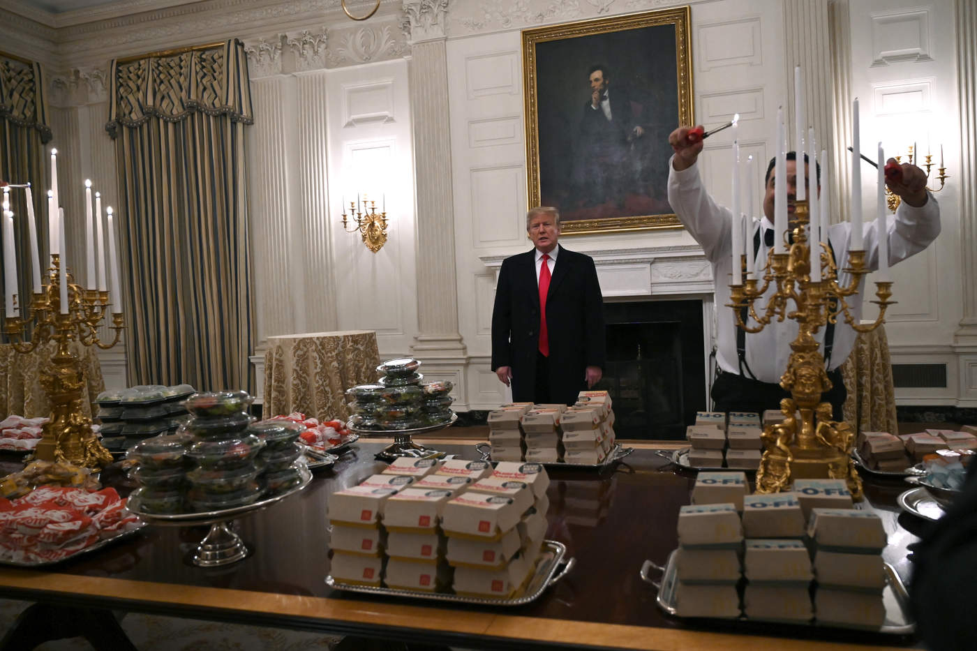 'Pedí unas 1,000 hamburguesas para ustedes. Todo de empresas estadounidenses: Burger King, Wendy's y McDonald's. (...) Todo lo que a mí y a ustedes les gusta', dijo Trump en la recepción oficial del flamante campeón universitario. (AP)