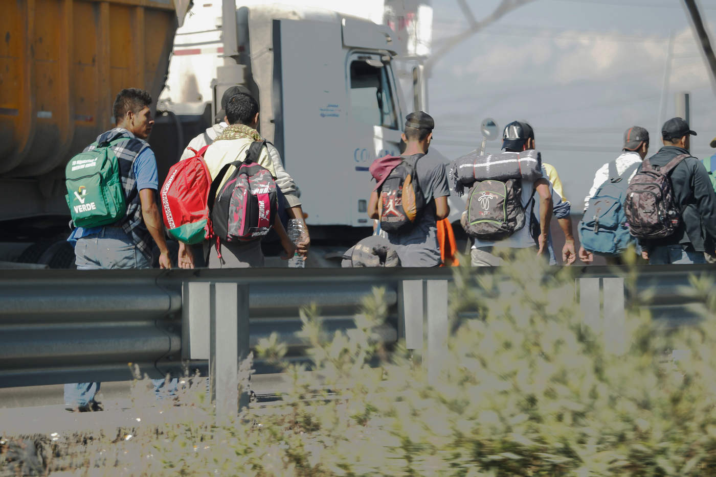 Pese a que estaba previsto que salieran este martes, los migrantes hondureños decidieron salir este mismo lunes desde la ciudad de San Pedro Sula, norte del país, con rumbo hacia la frontera con Guatemala, pudo constatar Efe. (ARCHIVO)