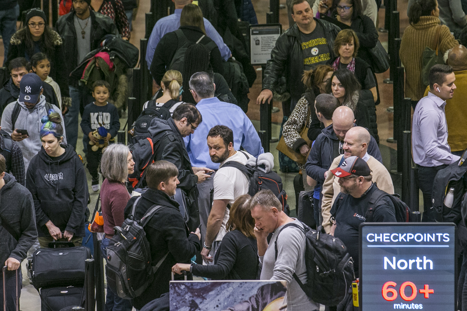 Desesperados. Viajeros sufrieron esperas de más de una hora en el Aeropuerto Internacional Hartsfield-Jackson en Atlanta, en medio del cierre parcial del gobierno federal. (AP)