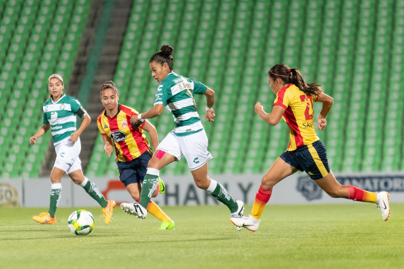 Guerreras del Santos Laguna en acción contra Monarcas Femenil, ayer en el estadio Corona en la fechas dos del torneo.
