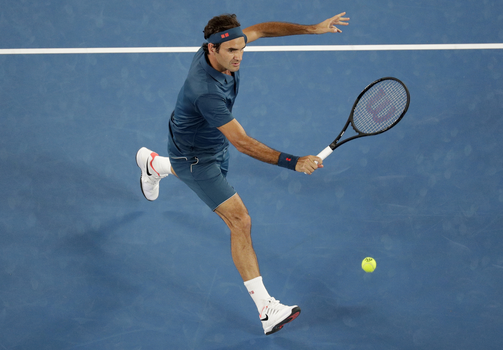 Federer vence en tres sets a Istomin