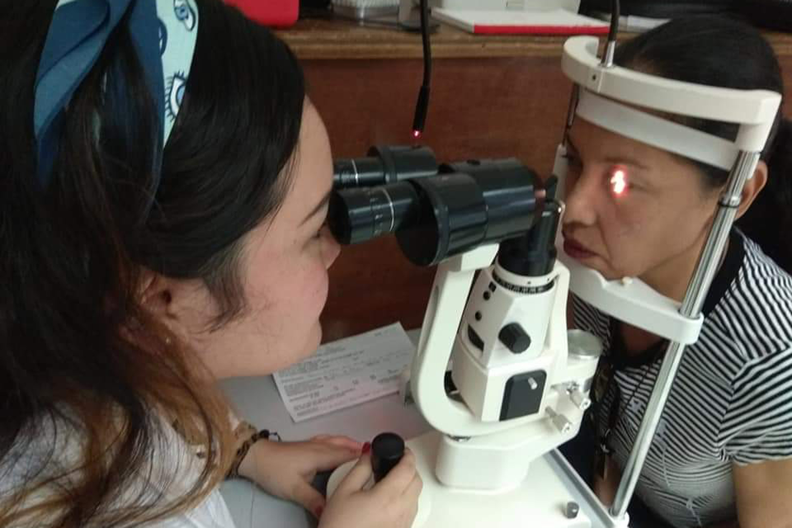 Atienden a cientos de personas en la clínica visual de la Cruz Roja en Gómez Palacio y se les brinda el tratamiento adecuado. (EL SIGLO DE TORREÓN)