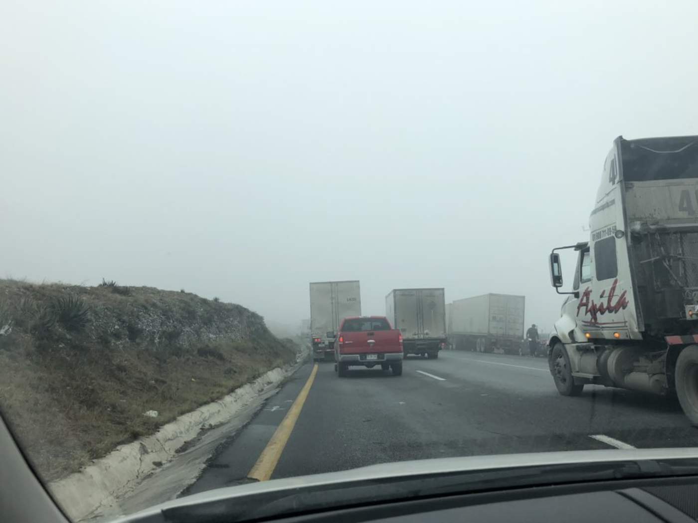 Desde ayer se ha presentado neblina en la autopista Saltillo-Monterrey. (TWITTER)
