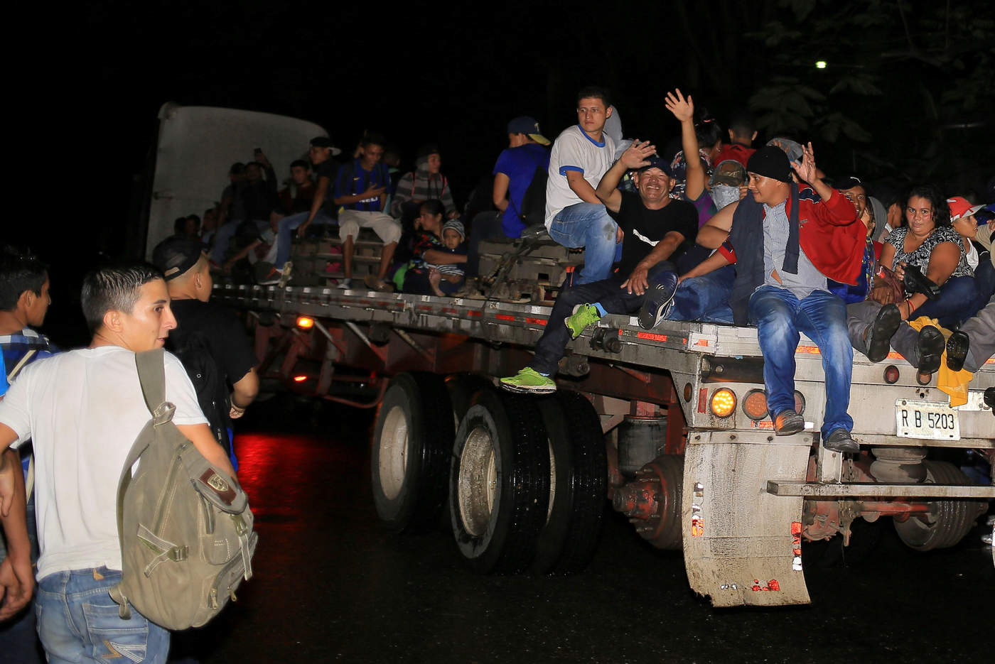 Un primer grupo de la caravana que comenzó la movilización este lunes está por llegar a Agua Caliente, según los medios hondureños. (EFE)
