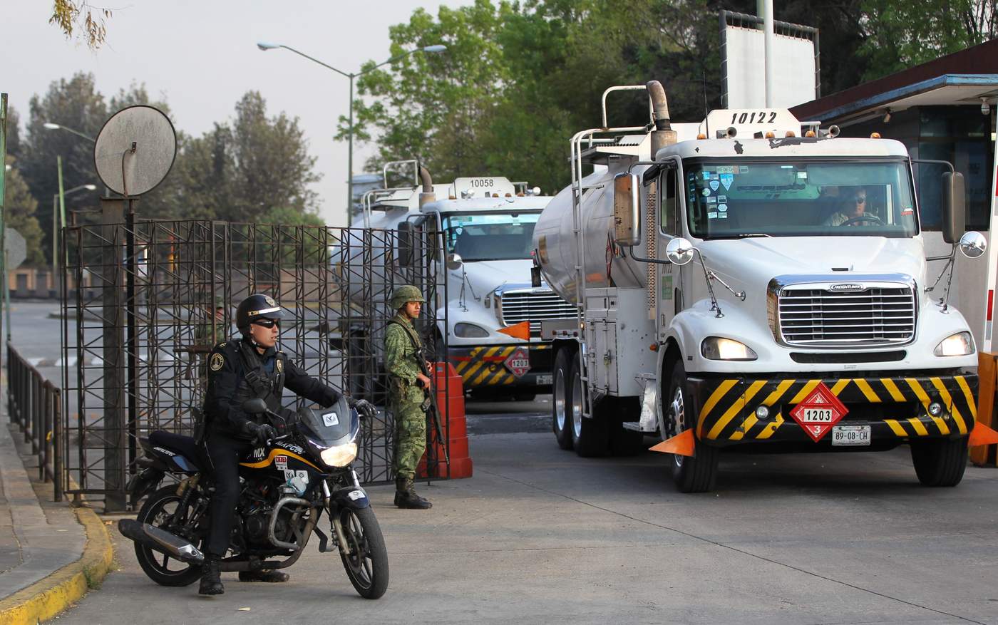 El líder izquierdista ha acusado a sus antecesores al frente de la Presidencia de México de haber sido 'benevolentes' ante el robo de combustibles. (EFE)