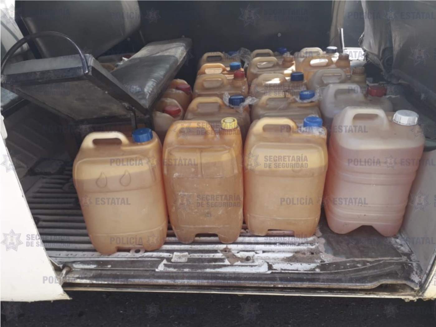 La Secretaría de Seguridad del Estado de México informó sobre la detención en el municipio de Zacualpan de un sujeto que transportaba 430 litros de gasolina. (TWITTER)