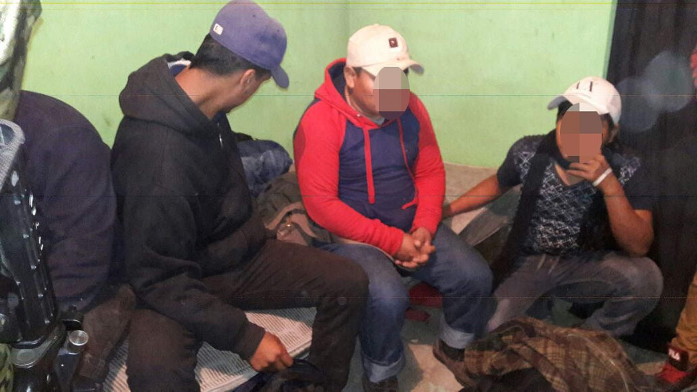 La Secretaría de Seguridad y Protección Ciudadana informó que elementos de la Policía Federal detuvieron a una persona y auxiliaron a 28 migrantes de nacionalidad guatemalteca, hondureña y salvadoreña, quienes viajaban en estado de hacinamiento en una carretera de Ciudad Victoria, Tamaulipas. (ARCHIVO, 2018)