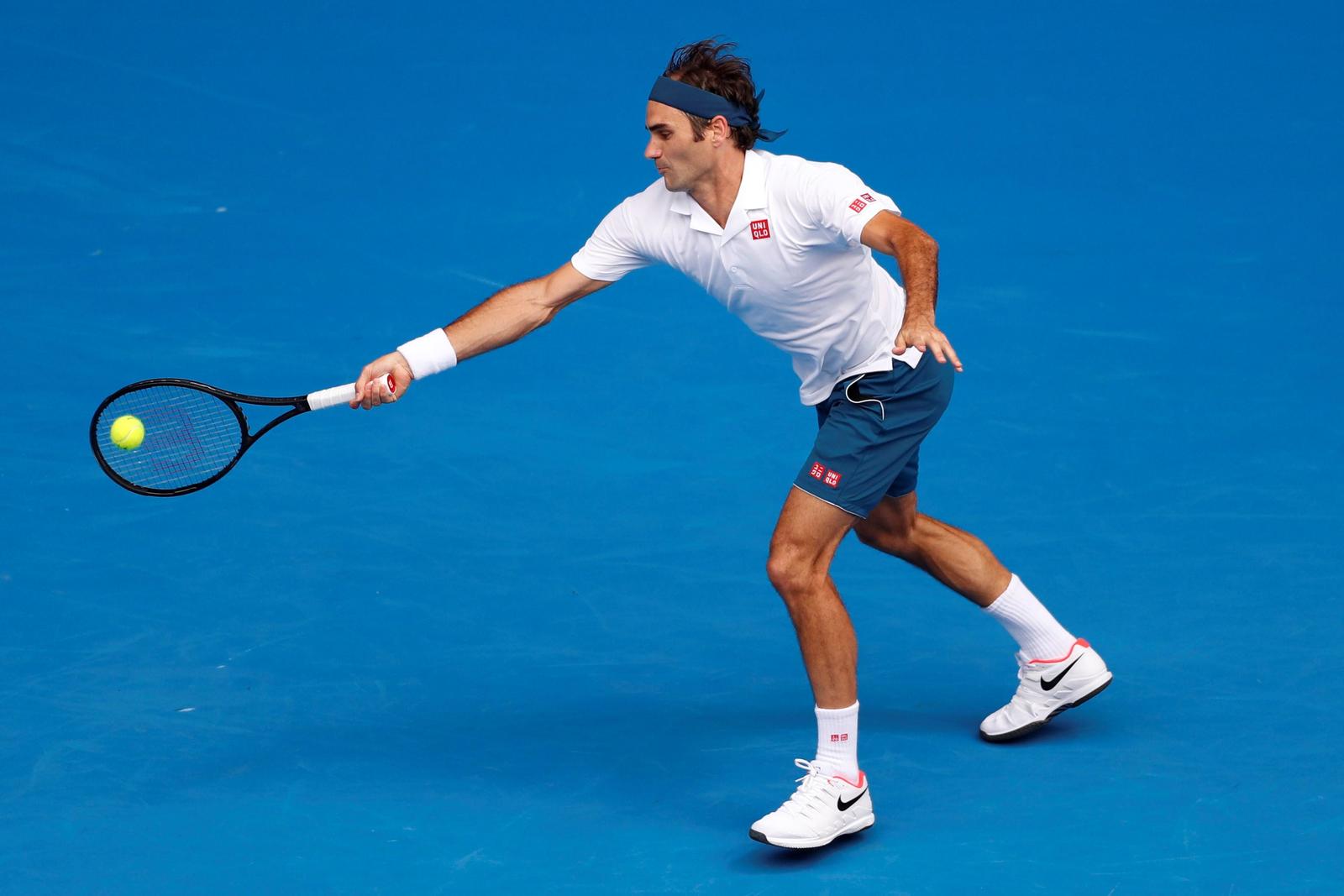 Federer suda, pero se impone a Evans