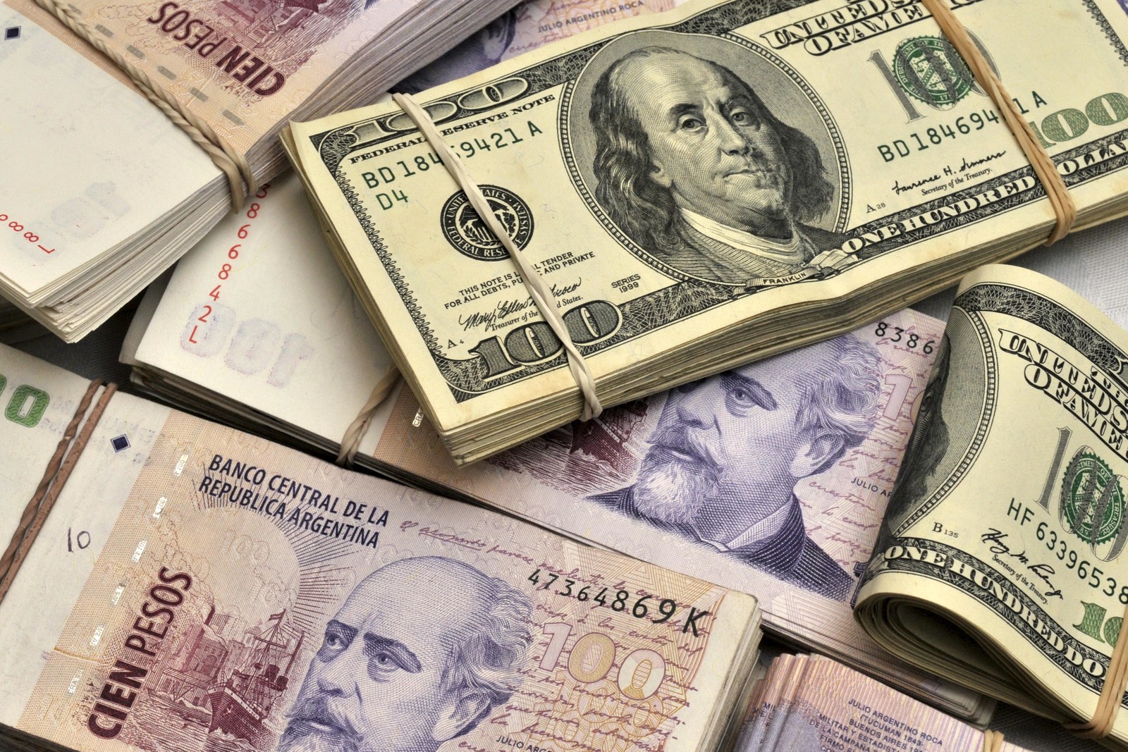 Tendencia. La devaluación del tipo de cambio afectó el nivel de precios de Argentina en todo 2018. (EFE)