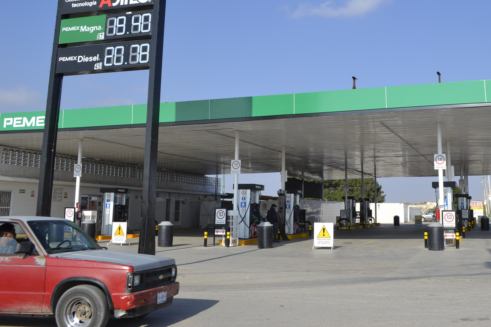 El gobernador de Durango, José Rosas Aispuro Torres, dijo que el robo de combustible no es grave en la entidad; señaló que por el cierre de ductos, hay poca gasolina Premium. (EL SIGLO DE TORREÓN)