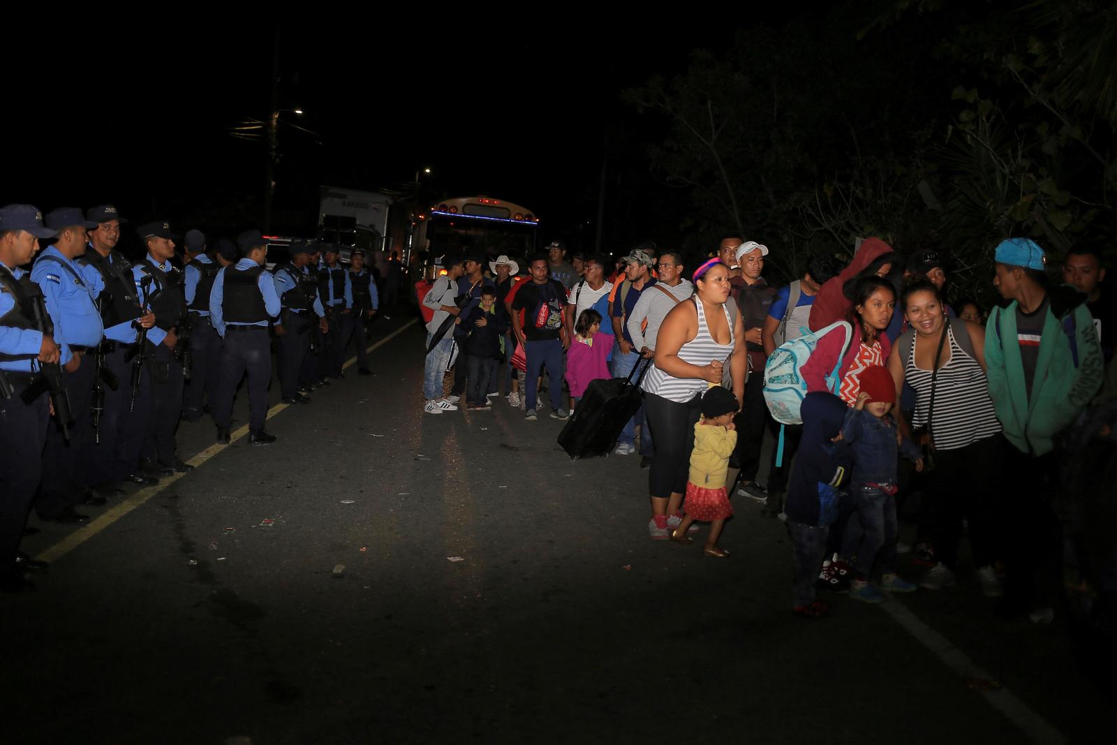 Avanzan. Ciudadanos hondureños pasaron por un retén policial, en la aduana de Agua Caliente. (EFE)