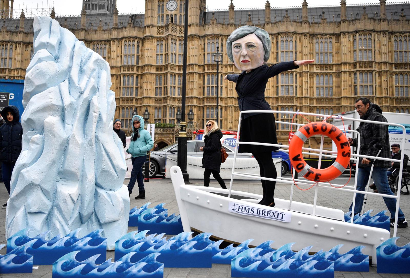 Mofas. Una manifestante anti Brexit disfrazada de Theresa May recreó una imagen de la película “Titanic” durante una protesta. (EFE)