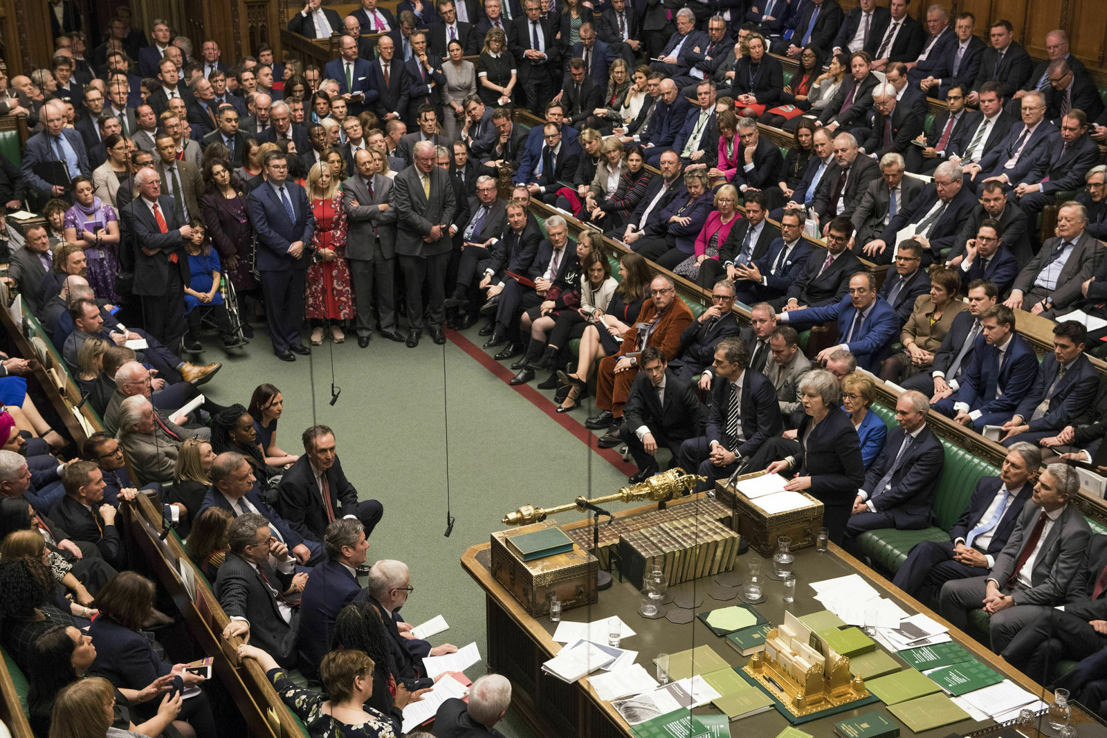 Derrota. El Parlamento del Reino Unido tumbó ayer el acuerdo del Brexit que alcanzó con la Unión Europea la primera ministra, la conservadora Theresa May. (AP)